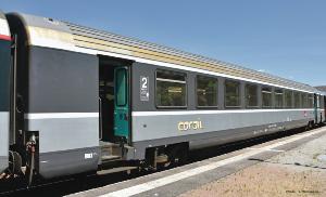 ROCO 74541 Voiture «Corail» 2ème classe à couloir central de la SNCF époque V - VI - HO