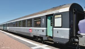 ROCO 74540 Voiture «Corail» 2ème classe à couloir central de la SNCF époque V - VI - HO